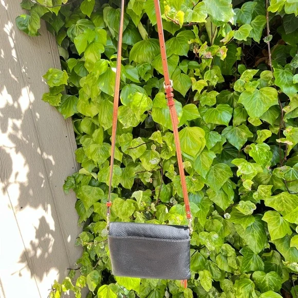 Dooney & Bourke Black Pebbled Leather Zipper Clutch Crossbody Bag Red Interior - Picture 6 of 16